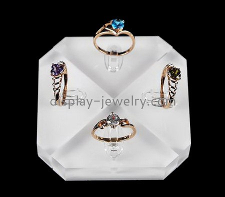 Acrylic factory customized lucite display cubes gold ring holder RDJ-183