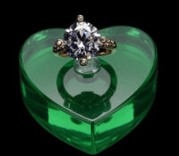 Custom heart shaped acrylic ring display block RDJ-503 Custom heart shaped acrylic ring display block