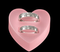 Custom heart shaped acrylic wedding ring display block RDJ-506 Custom heart shaped acrylic wedding ring display block